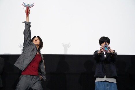 変身ポーズを披露する戸塚有輝（右）、近藤頌利（左）