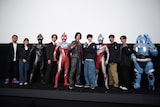 「ウルトラマンアーク THE MOVIE 超次元大決戦！光と闇のアーク」グランドフィナーレ舞台挨拶の様子。左から辻本貴則、水谷果穂、ギルアーク、金田昇、ウルトラマンオメガ、近藤頌利、戸塚有輝、ウルトラマンアーク、西興一朗、広瀬裕也、ユピー