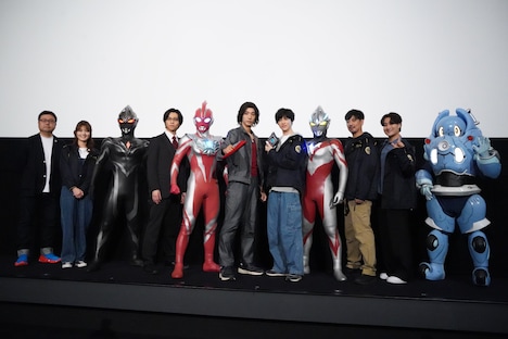 「ウルトラマンアーク THE MOVIE 超次元大決戦！光と闇のアーク」グランドフィナーレ舞台挨拶の様子。左から辻本貴則、水谷果穂、ギルアーク、金田昇、ウルトラマンオメガ、近藤頌利、戸塚有輝、ウルトラマンアーク、西興一朗、広瀬裕也、ユピー