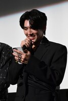 携帯電話を見ながら挨拶文を読み上げるBoom（Raweewit Jiraphongkanon）