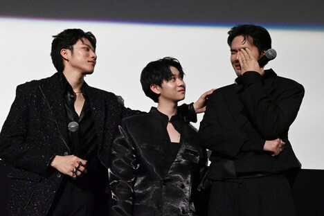 思いが込み上げ涙するBoss（Wasakorn Khumklaowiriya）（右端）