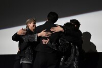 登壇者たちで交わされたハグ