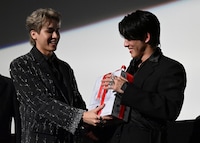 左からSmart（Chisanupong Paungmanee）、Boom（Raweewit Jiraphongkanon）。会場には、よく泣くアキンにちなんで用意された高級ティッシュのプレゼントが用意された