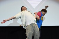 ジェスチャーゲームのお題「フィギュアスケート」を表現するマユリカ