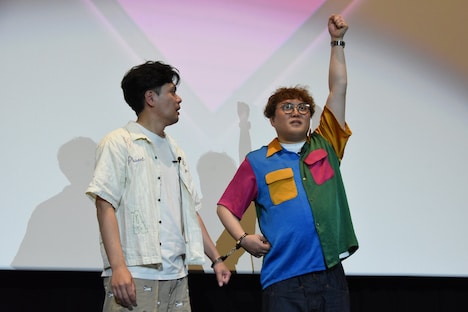 ジェスチャーゲームのお題「アメリカ」を表現するマユリカ