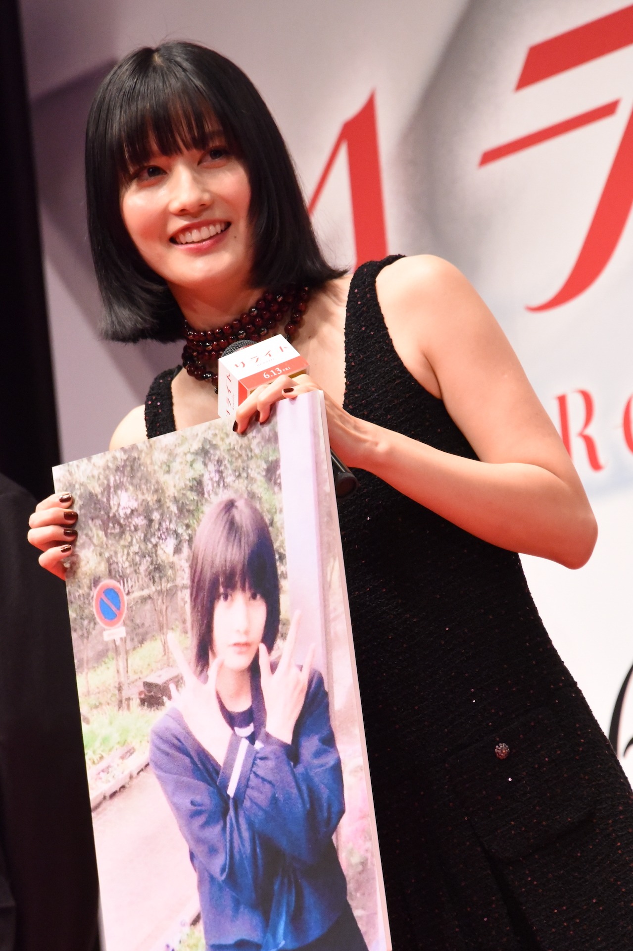 中学時代の写真を披露する橋本愛