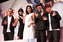 「リライト」完成披露試写会の様子。左から上田誠、橋本愛、池田エライザ、阿達慶、上田誠