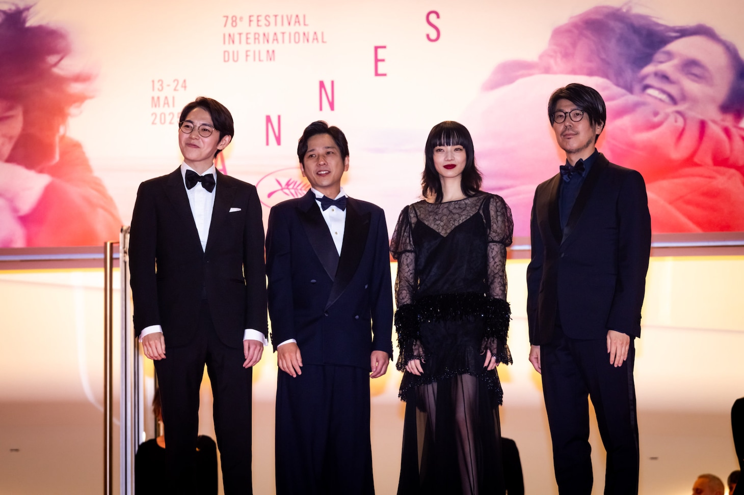左から平瀬謙太朗、小松菜奈、二宮和也、川村元気 ©KAZUKO WAKAYAMA