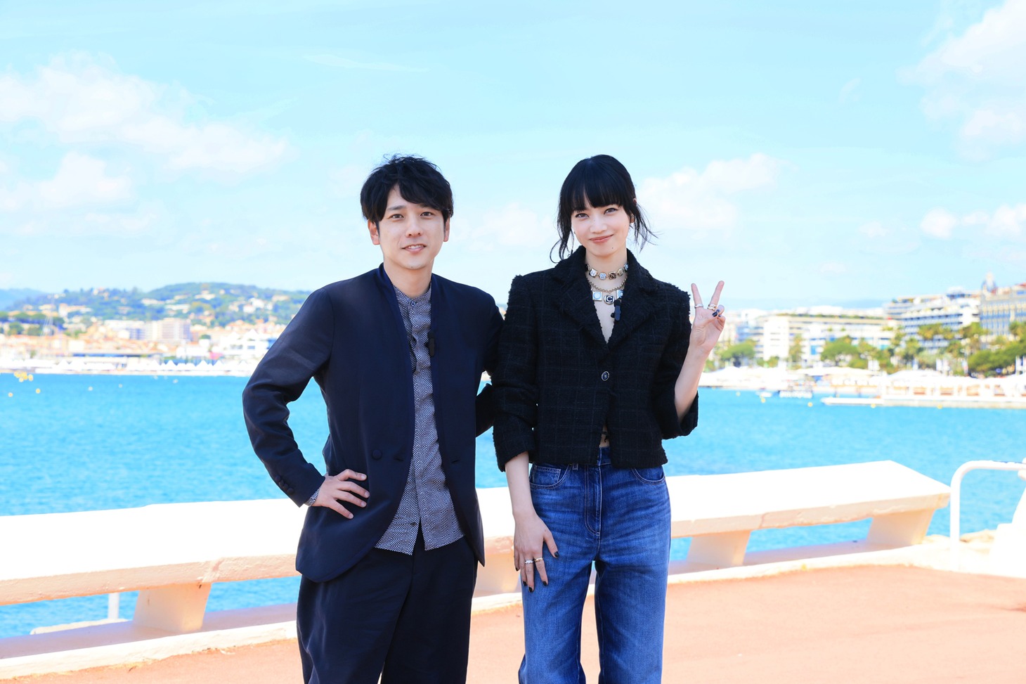 カンヌ湾を見渡せるクロワゼット通りを訪れた二宮和也（左）と小松菜奈（右）
