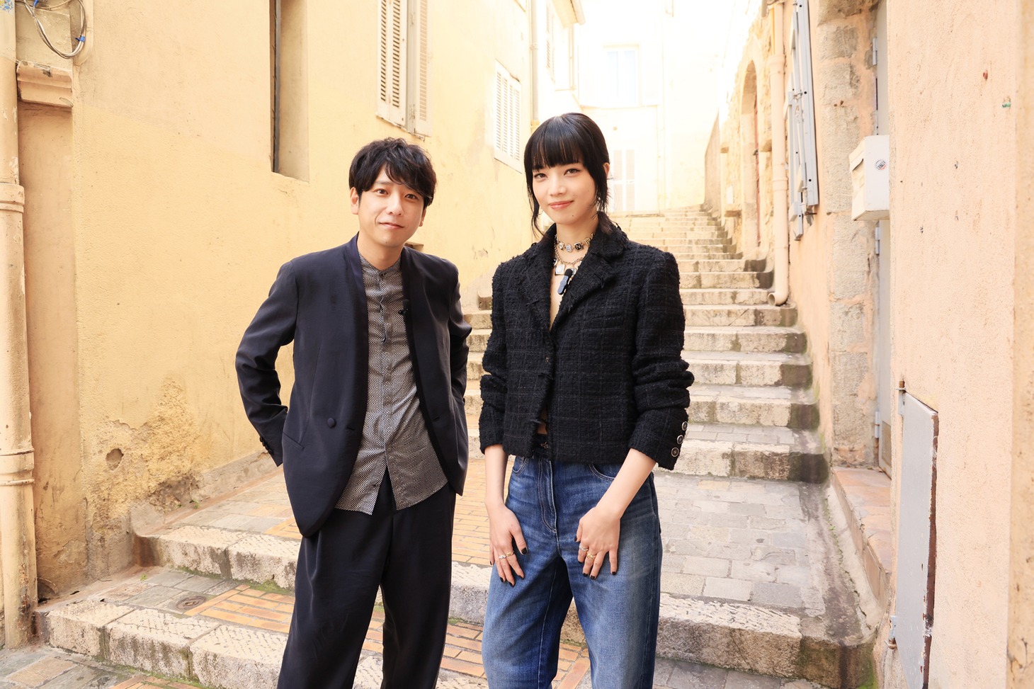 カンヌの旧市街ル・シュケを訪れた二宮和也（左）と小松菜奈（右）