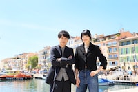 左から二宮和也、小松菜奈