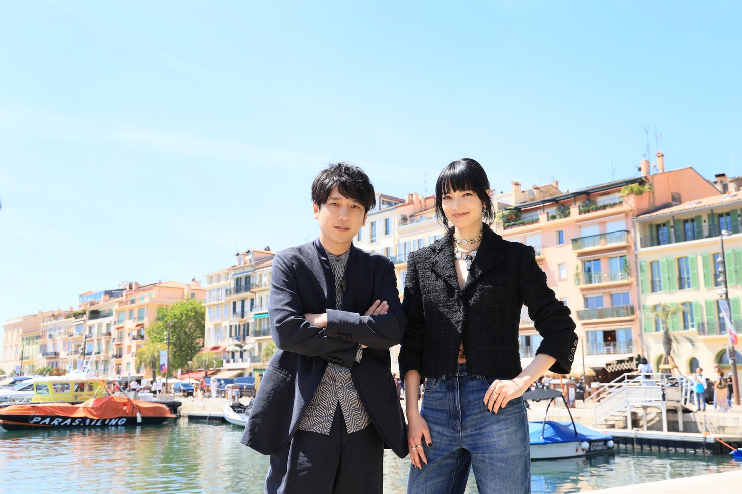 左から二宮和也、小松菜奈