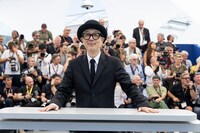 第78回カンヌ国際映画祭のフォトコールに出席した、映画「ルノワール」のキャスト、リリー・フランキー ©Kazuko WAKAYAMA