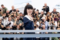 第78回カンヌ国際映画祭のフォトコールに出席した、映画「ルノワール」のキャスト・鈴木唯 ©Kazuko WAKAYAMA