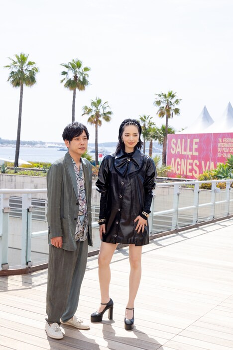 左から二宮和也、小松菜奈 ©KAZUKO WAKAYAMA