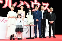 左から風吹ジュン、池村碧彩、長澤まさみ、アヤ、瀬戸康史、田中哲司、矢口史靖