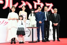 左から風吹ジュン、池村碧彩、長澤まさみ、アヤ、瀬戸康史、田中哲司、矢口史靖