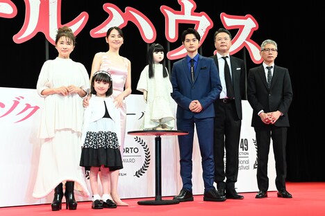 左から風吹ジュン、池村碧彩、長澤まさみ、アヤ、瀬戸康史、田中哲司、矢口史靖