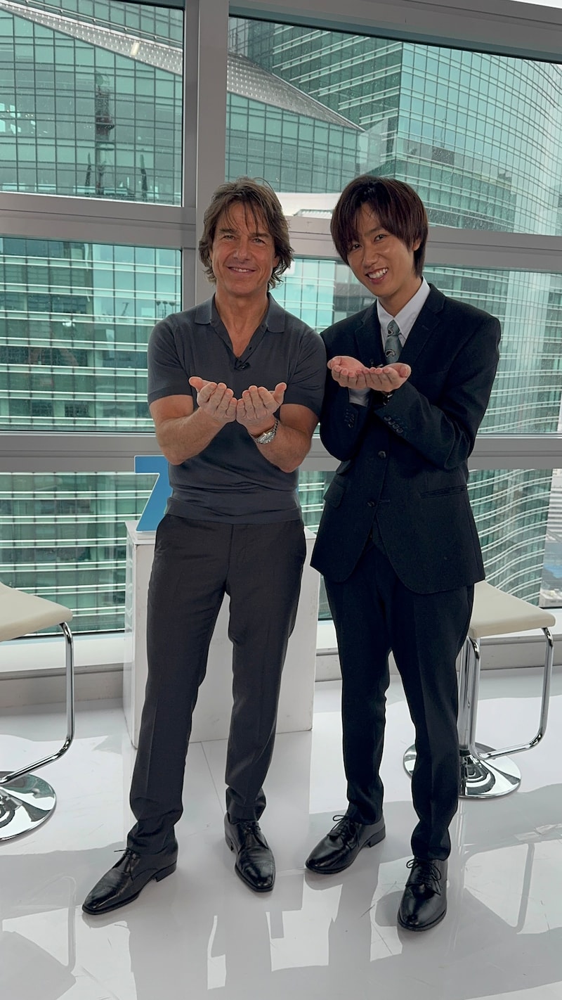 ZIP!ポーズをするトム・クルーズ（左）と阿部亮平（右）