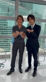 ZIP!ポーズをするトム・クルーズ(左)と阿部亮平(右)