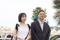 左から齊藤京子、深田晃司 ©Kazuko Wakayama