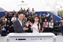 第78回カンヌ国際映画祭のフォトコールに登場した深田晃司（左）と齊藤京子（右）©Kazuko Wakayama