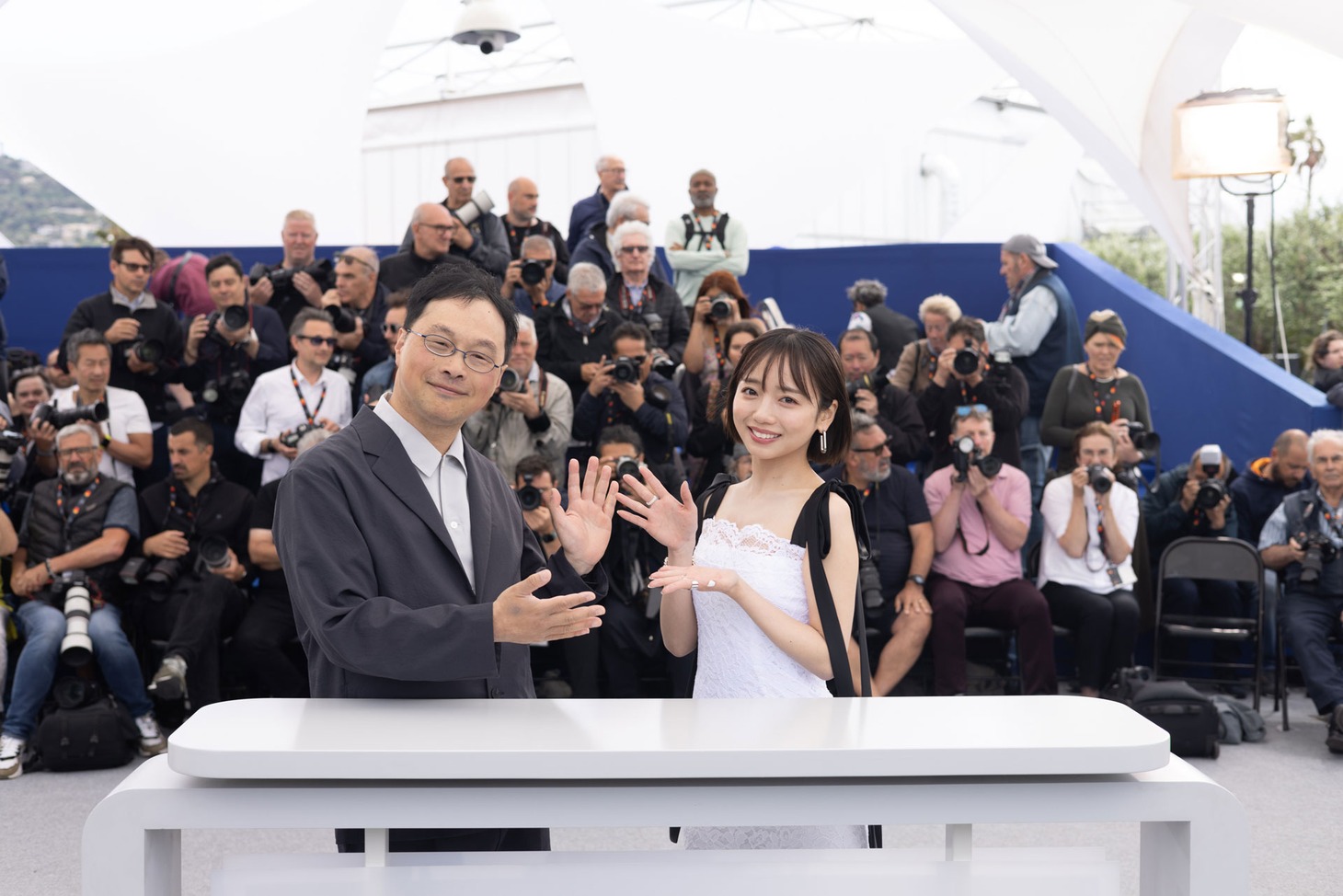 第78回カンヌ国際映画祭のフォトコールに登場した深田晃司（左）と齊藤京子（右）©Kazuko Wakayama