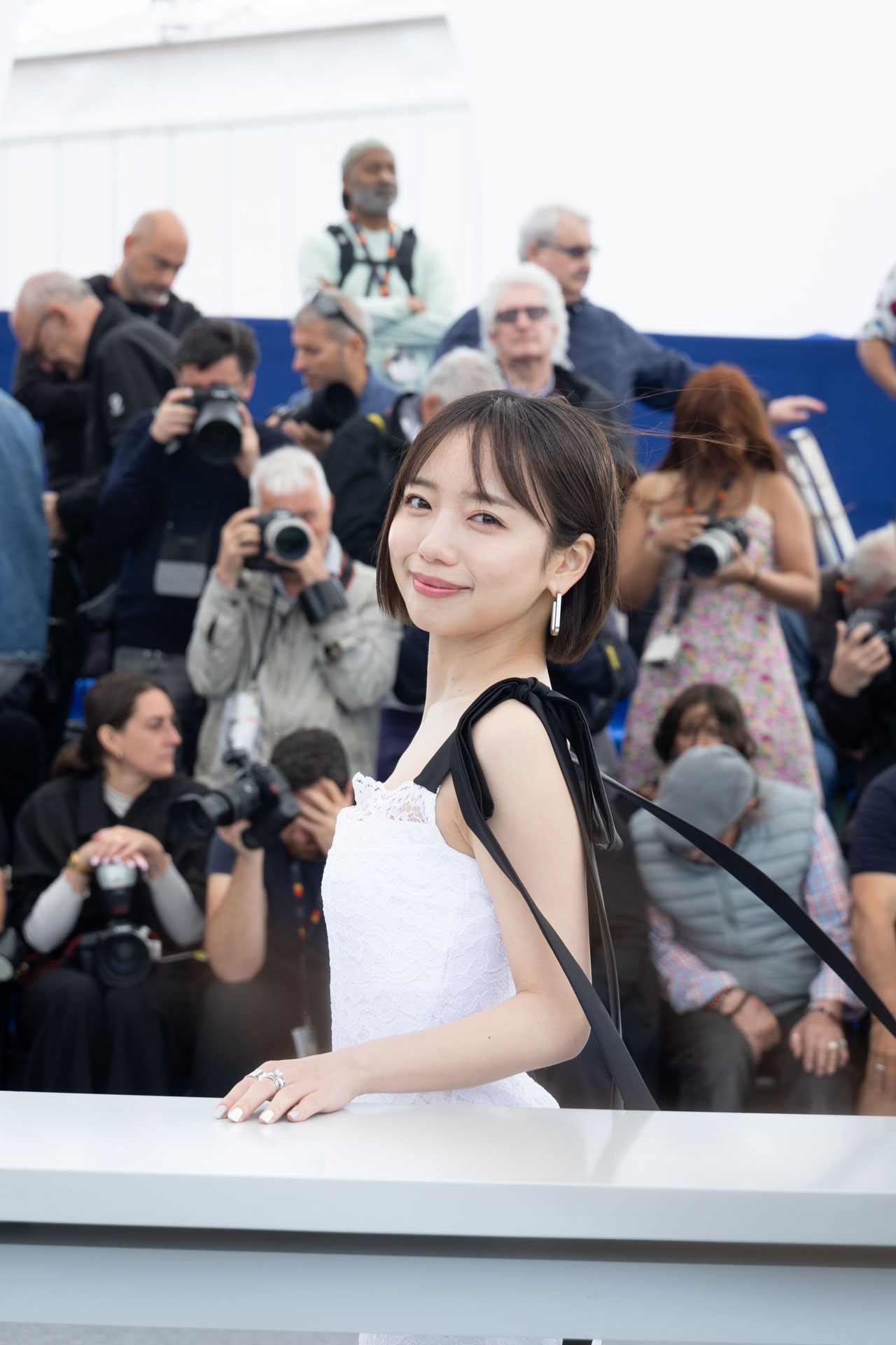 第78回カンヌ国際映画祭のフォトコールで撮影に応じる齊藤京子 ©Kazuko Wakayama