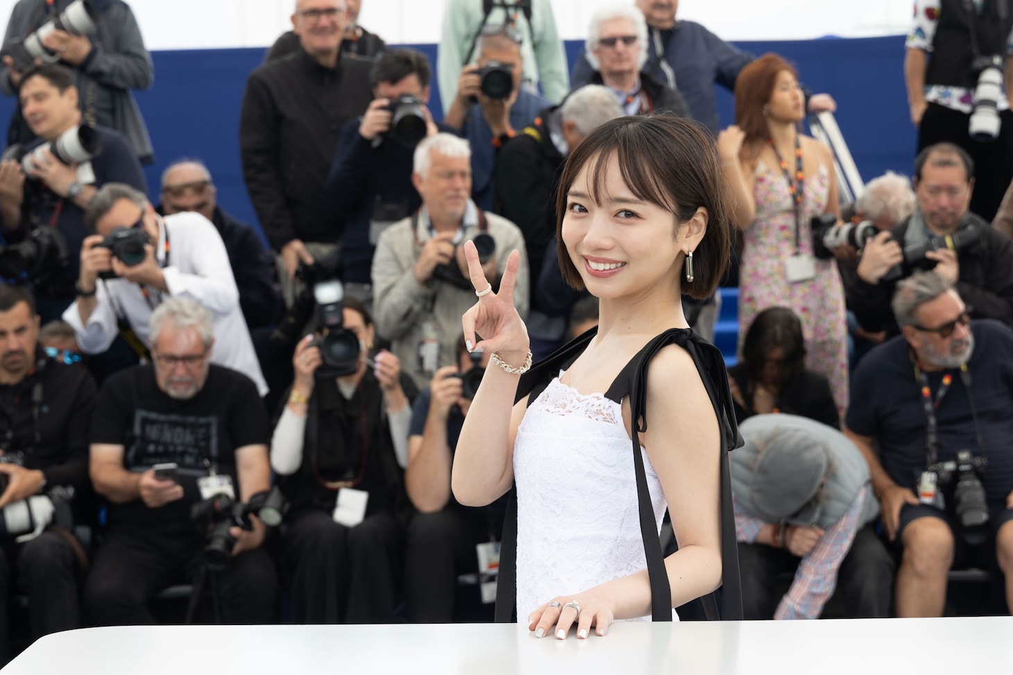 第78回カンヌ国際映画祭のフォトコールで撮影に応じる齊藤京子 ©Kazuko Wakayama