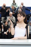 第78回カンヌ国際映画祭のフォトコールで撮影に応じる齊藤京子 ©Kazuko Wakayama