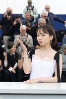 第78回カンヌ国際映画祭のフォトコールで撮影に応じる齊藤京子 ©Kazuko Wakayama