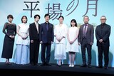 「平場の月」の製作報告会見の様子。左から吉瀬美智子、中村ゆり、坂元愛登、堺雅人、井川遥、一色香澄、でんでん、土井裕泰