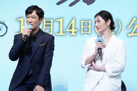 左から堺雅人、井川遥