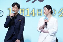 左から堺雅人、井川遥