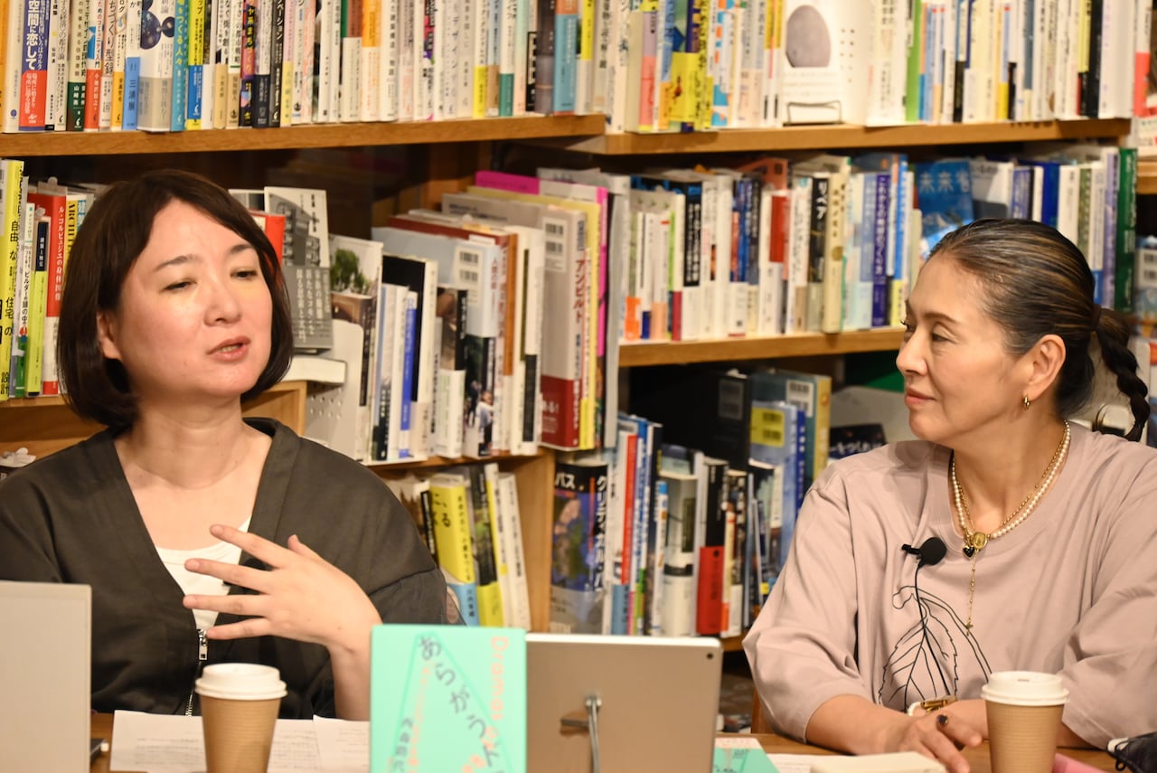 左から西森路代、小泉今日子