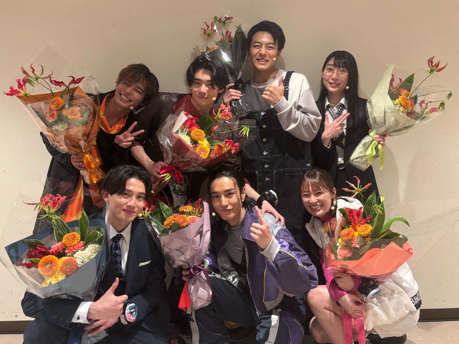 「爆上戦隊ブンブンジャー ファイナルライブツアー2025」終了後のキャスト。後列左より、相馬理、井内悠陽、齋藤璃佑、ハシヤスメ・アツコ。前列左より葉山侑樹、宮澤佑、鈴木美羽