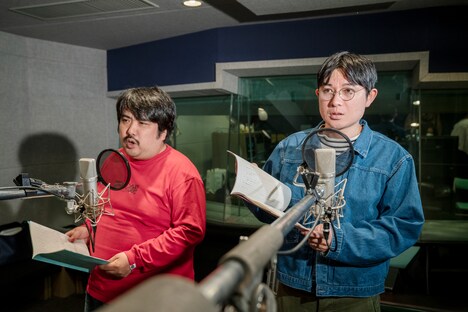 「LUPIN THE IIIRD THE MOVIE 不死身の血族」のアフレコに臨む鈴木もぐら（左）と水川かたまり（右）