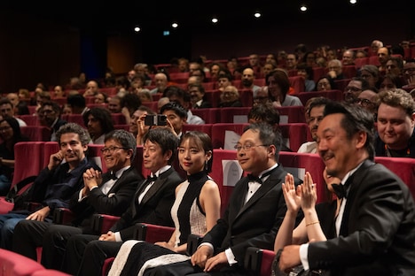 第78回カンヌ国際映画祭にて「恋愛裁判」上映に参加した齊藤京子（中央）、深田晃司（中央右）©KAZUKO WAKAYAMA