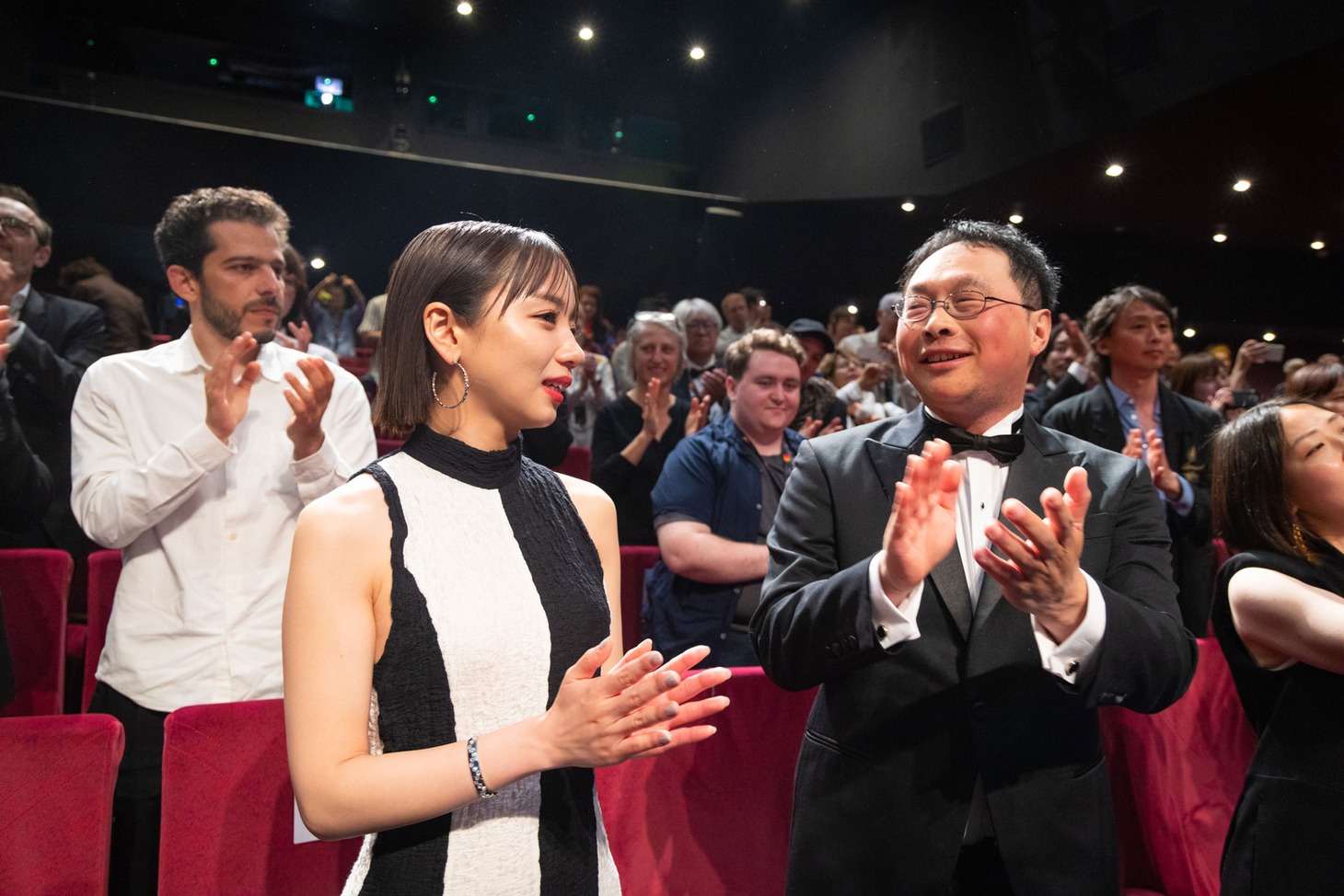 左から齊藤京子、深田晃司 ©KAZUKO WAKAYAMA