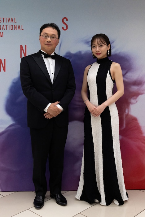 左から齊藤京子、深田晃司 ©KAZUKO WAKAYAMA