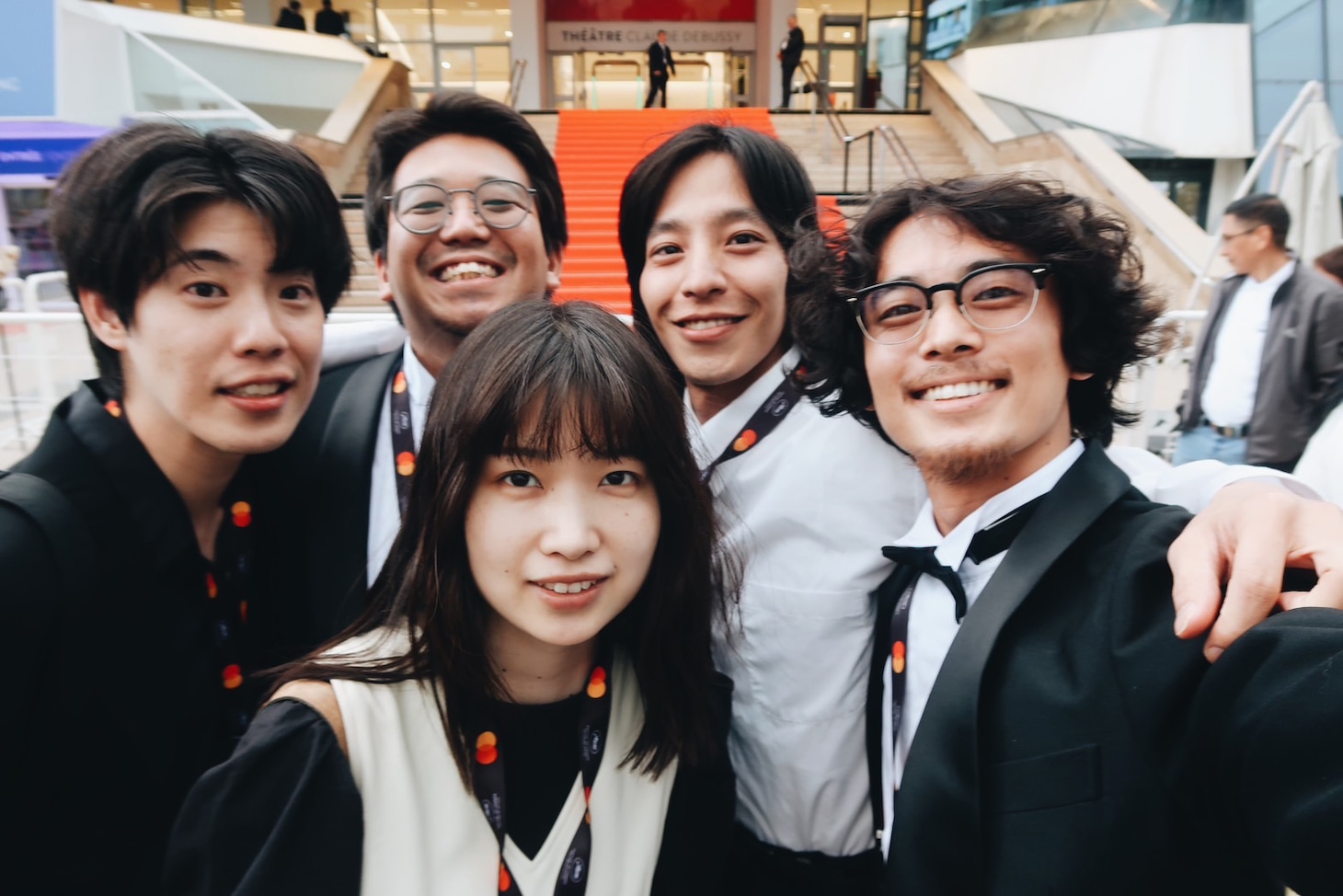 第78回カンヌ国際映画祭に参加したキャスト・スタッフ陣。左奥から藤田開、及川凱世、中藤契。手前左から田中未来、達富航平。