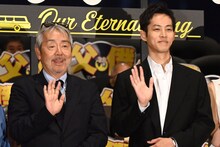 「父と僕の終わらない歌」初日舞台挨拶にて、左から寺尾聰、松坂桃李