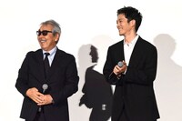 左から寺尾聰、松坂桃李