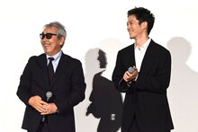 左から寺尾聰、松坂桃李