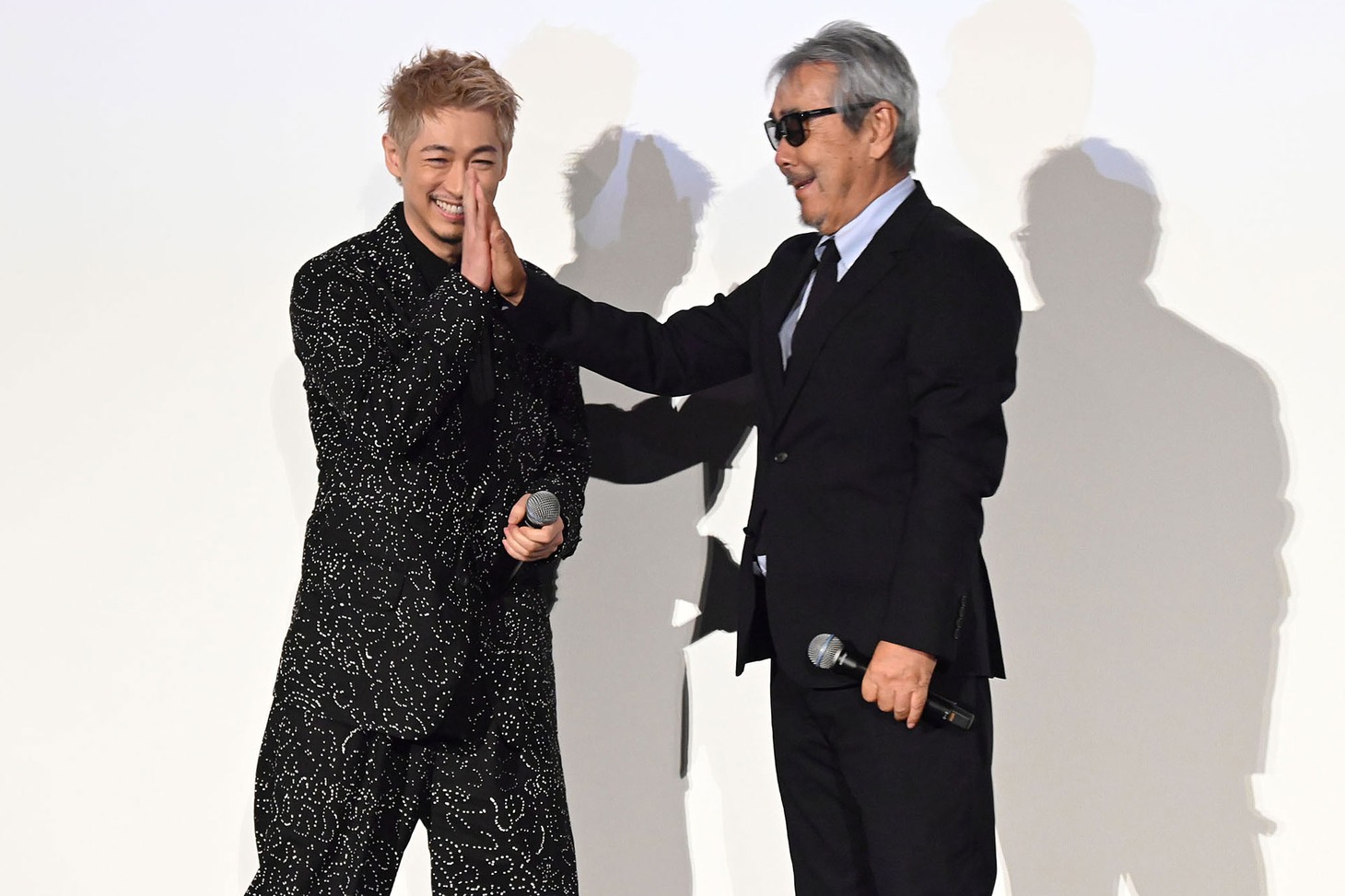 手を合わせるディーン・フジオカ（左）と寺尾聰（右）