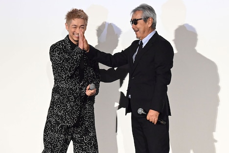 手を合わせるディーン・フジオカ（左）と寺尾聰（右）