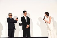 寺尾聰（左）のねぎらいに感激する佐藤栞里（右）