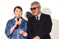肩を寄せ合う、夫婦役の松坂慶子（左）と寺尾聰（右）