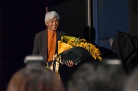 花束を持ってサプライズ登場した佐藤浩市