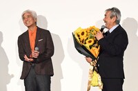 サプライズゲストの佐藤浩市（左）に祝われ、「腰を抜かした」と話す寺尾聰（右）